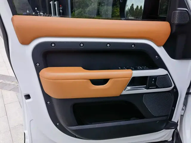 Land Rover Defender — Фото автомобиля 15