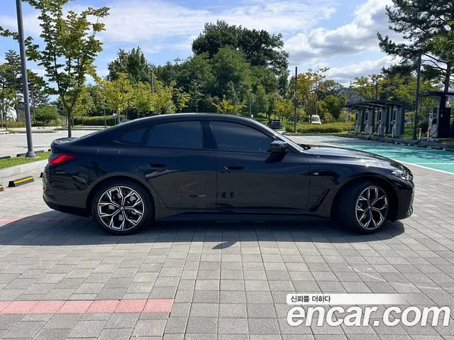 BMW i4 — Фото автомобиля 4