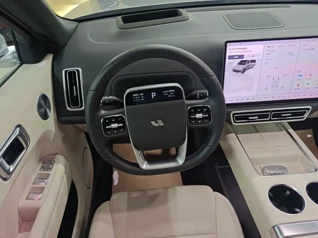 Li Auto L8 — Фото автомобиля 10