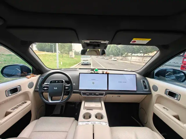 Li Auto L8 — Фото автомобиля 11