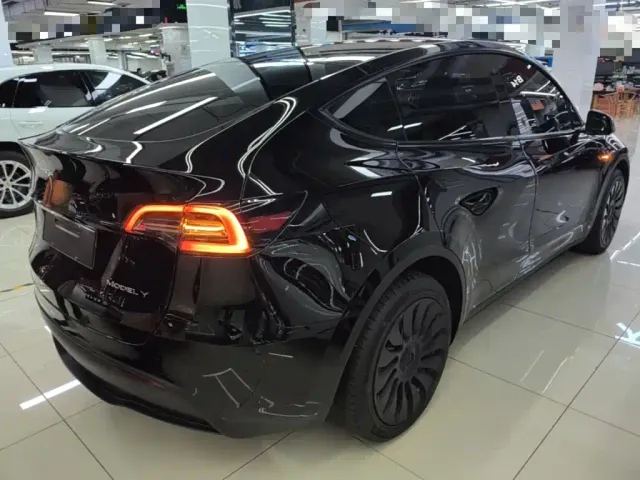 Tesla Model Y — Фото автомобиля 6