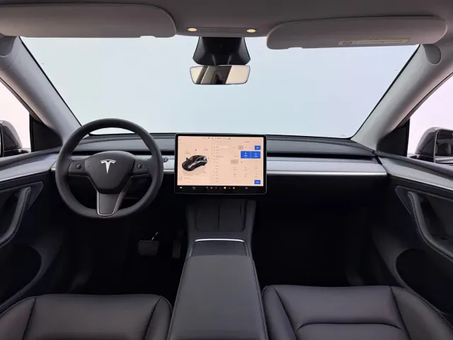 Tesla Model Y — Фото автомобиля 8