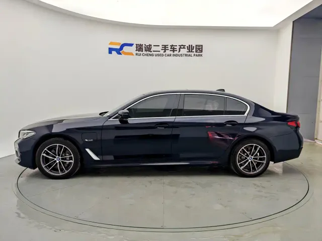 BMW 5 Series — Фото автомобиля 3