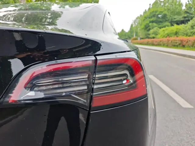 Tesla Model 3 — Фото автомобиля 14