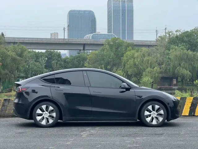 Tesla Model Y — Фото автомобиля 8