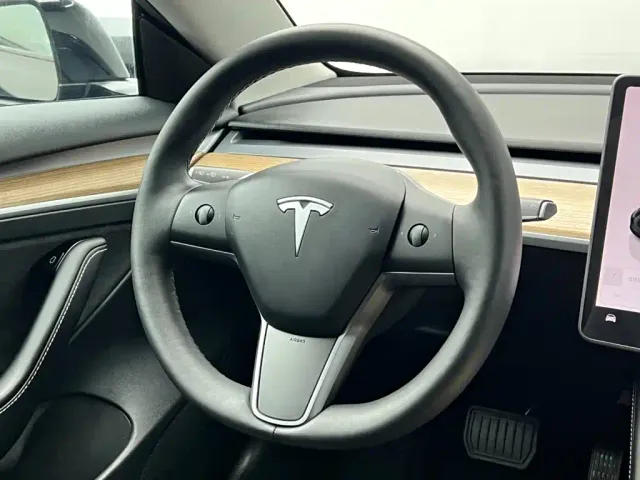 Tesla Model 3 — Фото автомобиля 20