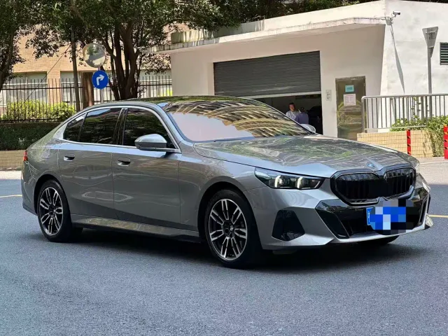 BMW 5 Series — Фото автомобиля 2