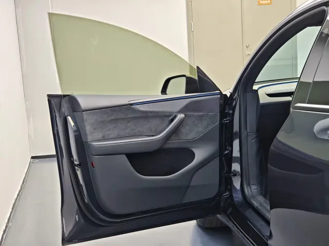 Tesla Model Y L — Фото автомобиля 15