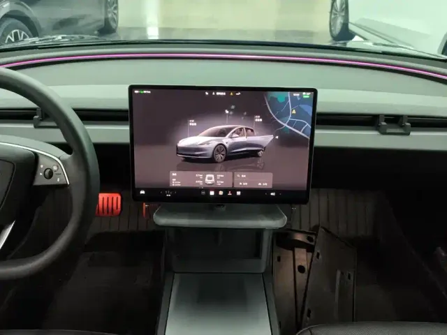 Tesla Model 3 — Фото автомобиля 13