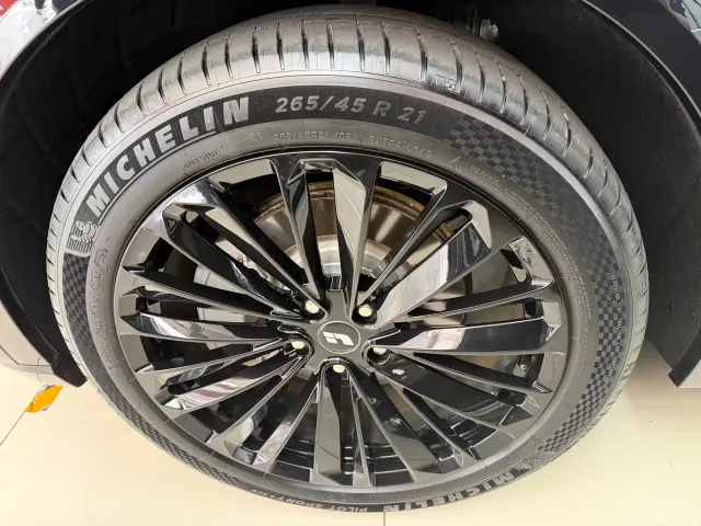 Li Auto L8 — Фото автомобиля 7