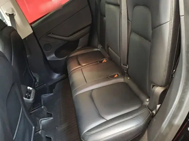 Tesla Model Y — Фото автомобиля 16