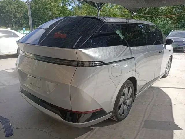 Xpeng X9 — Фото автомобиля 6