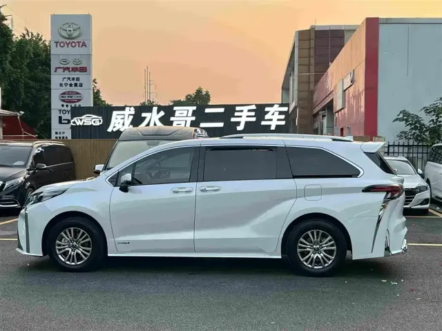 Toyota Sienna — Фото автомобиля 4