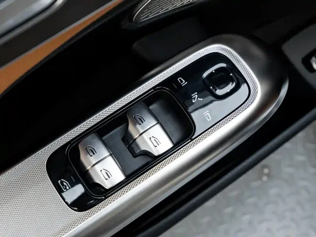 Mercedes-Benz E-Class — Фото автомобиля 23