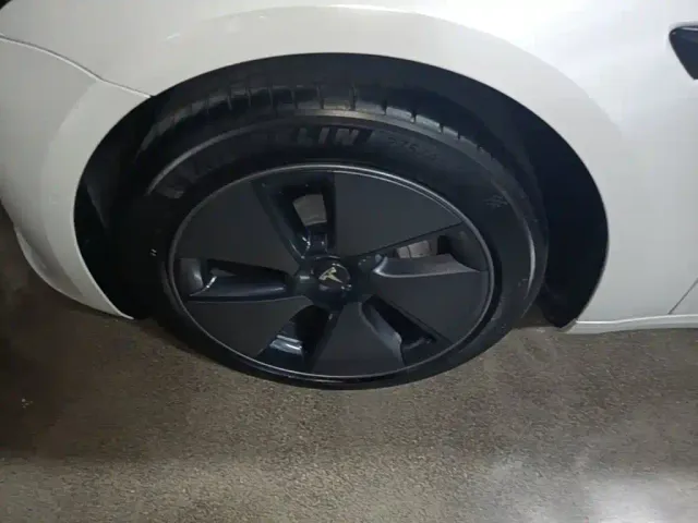 Tesla Model 3 — Фото автомобиля 22