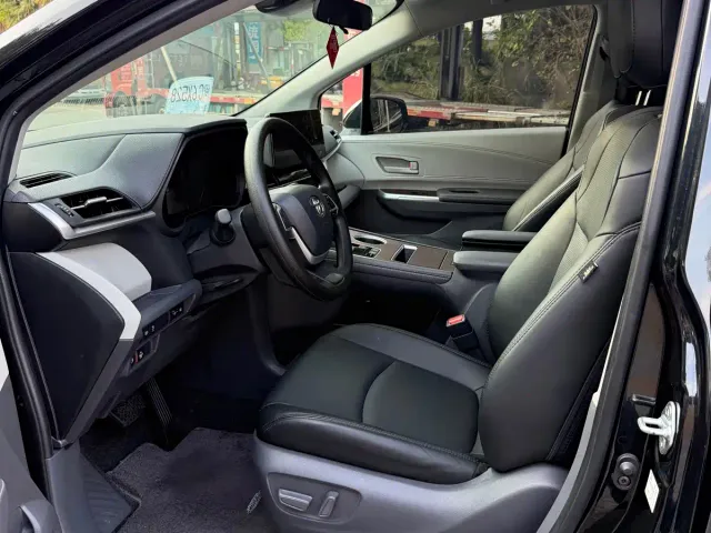 Toyota Sienna — Фото автомобиля 4