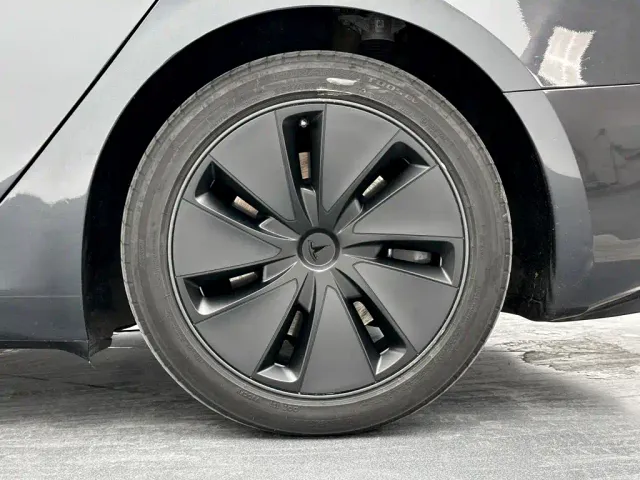 Tesla Model 3 — Фото автомобиля 29