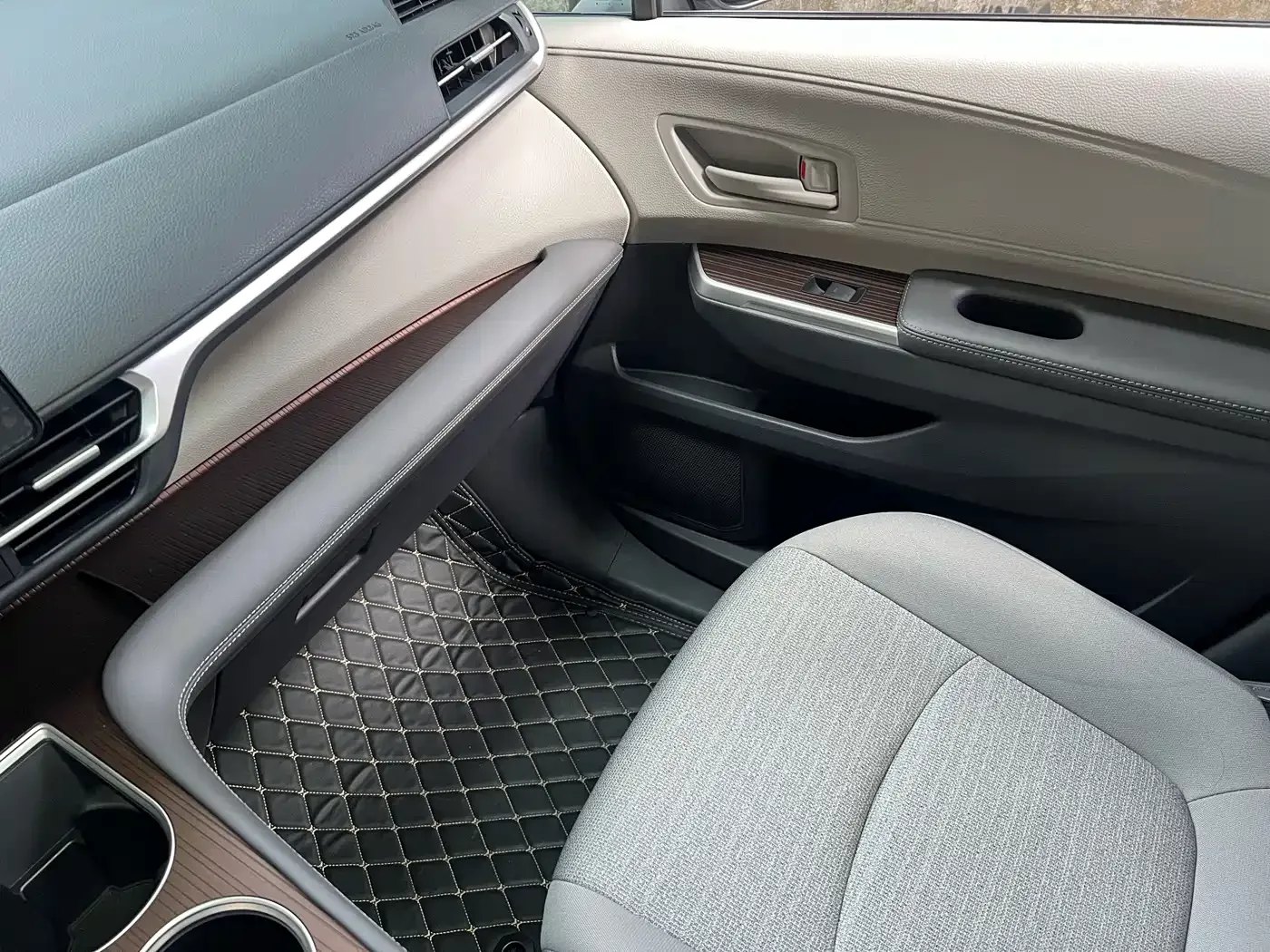 Toyota Toyota Sienna 2023 2.5L Hybrid Comfort Edition — Фото автомобиля 9