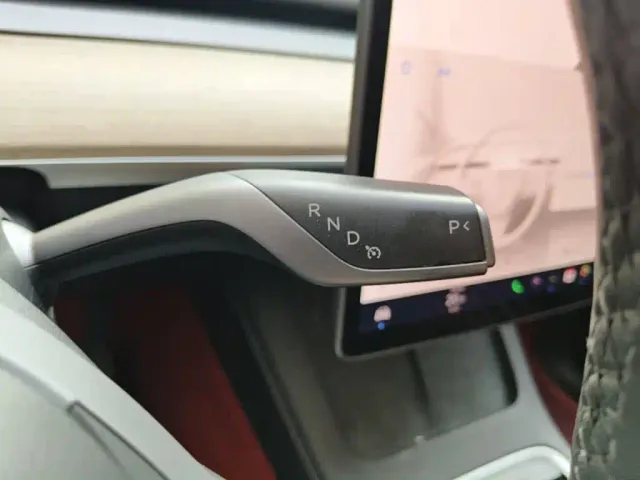Tesla Model Y — Фото автомобиля 18