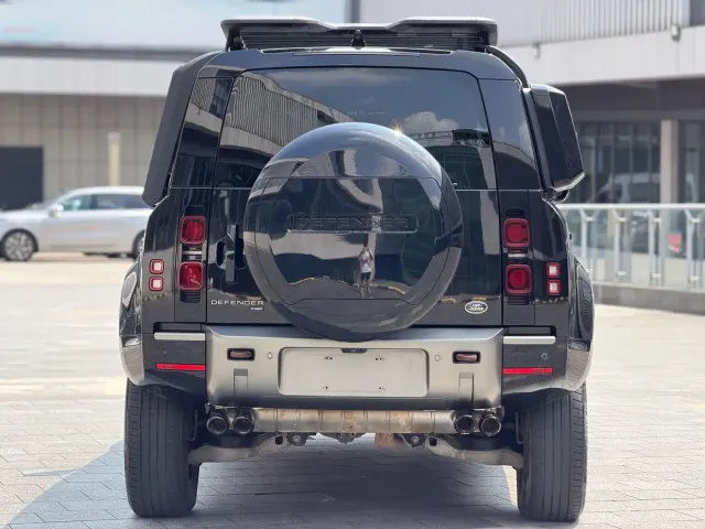 Land Rover Defender — Фото автомобиля 16