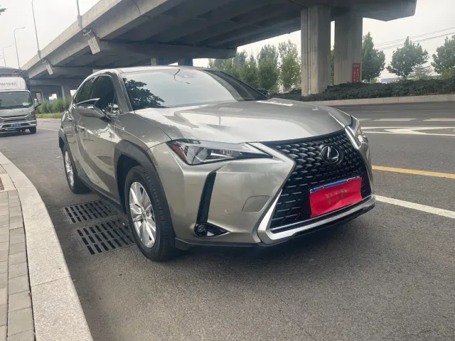 Lexus UX — Фото автомобиля 3