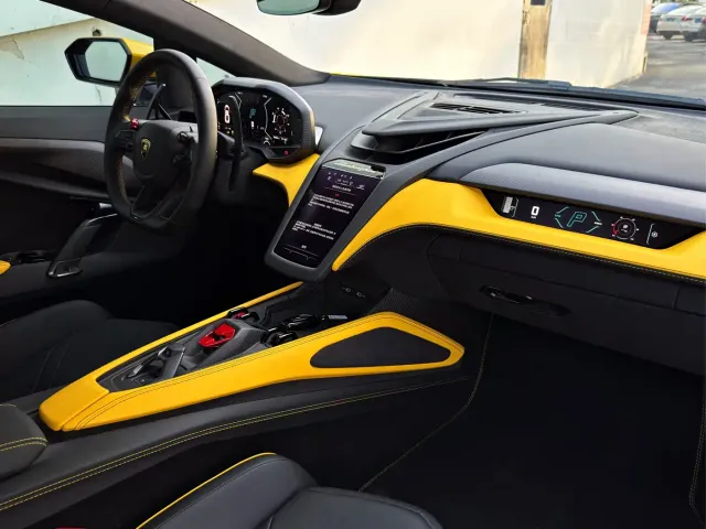 Lamborghini Revuelto — Фото автомобиля 13