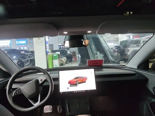 Tesla Model 3 — Фото автомобиля 17