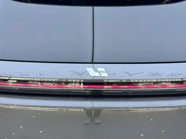 Li Auto L8 — Фото автомобиля 12