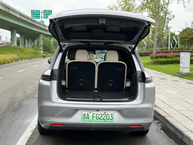 Li Auto L8 — Фото автомобиля 7