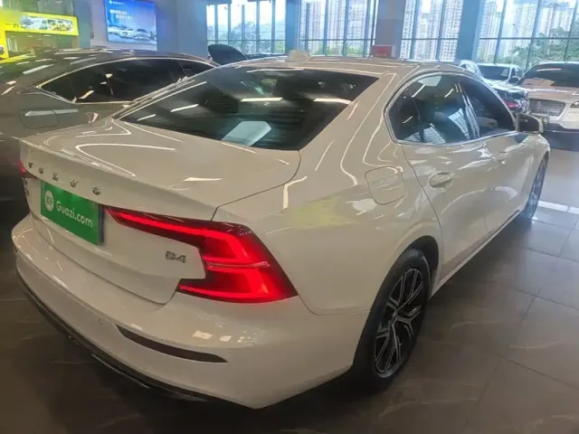 Volvo S60 — Фото автомобиля 6