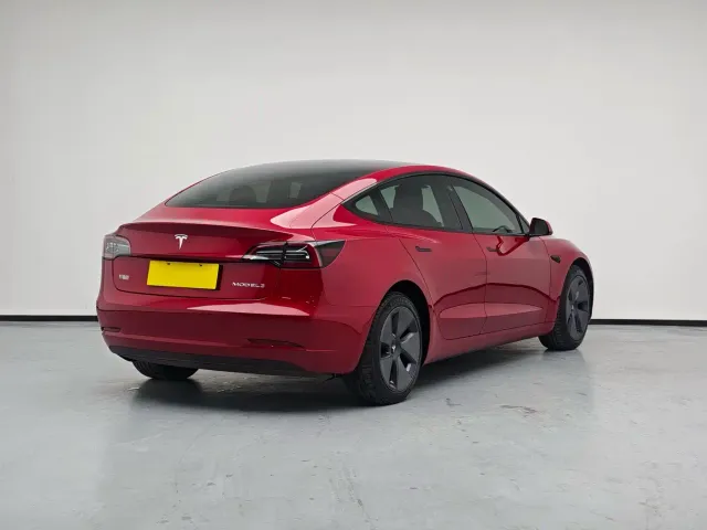 Tesla Model 3 — Фото автомобиля 4