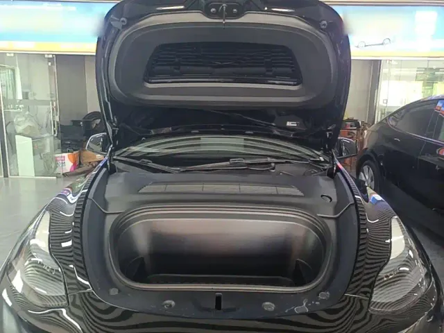 Tesla Model Y — Фото автомобиля 18