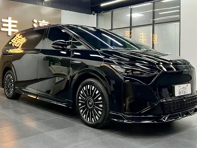 Xpeng X9 — Фото автомобиля 3