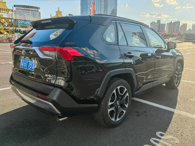Toyota RAV4 — Фото автомобиля 5