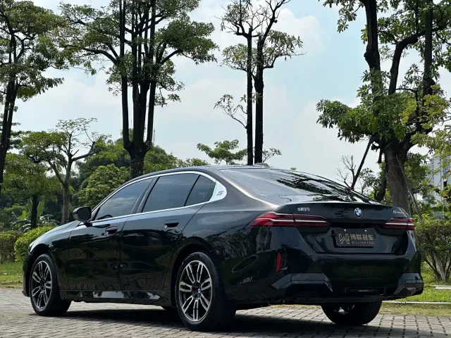 BMW 5 Series — Фото автомобиля 4