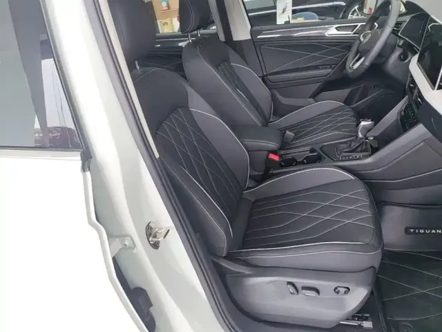 Volkswagen Tiguan L — Фото автомобиля 24