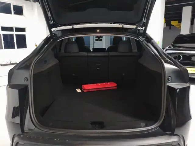 Tesla Model Y — Фото автомобиля 18
