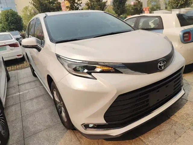 Toyota Sienna — Фото автомобиля 3