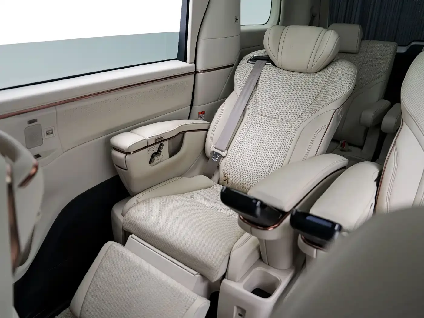 Lexus Lexus LM 2025 Model 500h Six-Seater Prestige Edition — Фото автомобиля 22