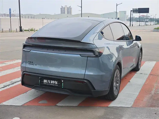 Tesla Model Y L — Фото автомобиля 9