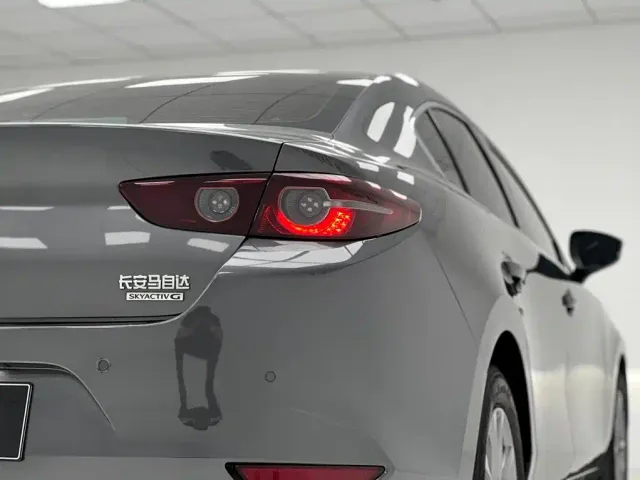 Mazda Axela — Фото автомобиля 9