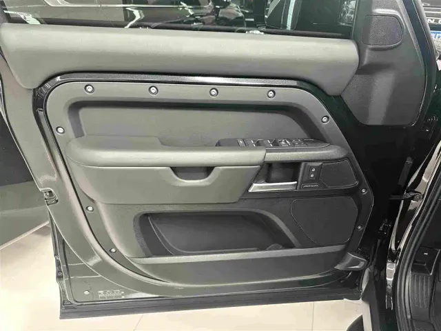 Land Rover Defender — Фото автомобиля 6