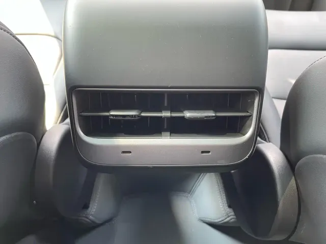Tesla Model Y — Фото автомобиля 21