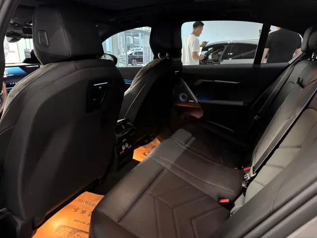 BMW i5 M60 — Фото автомобиля 5