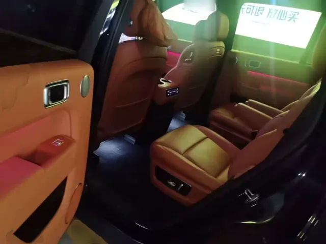 Li Auto L8 — Фото автомобиля 16