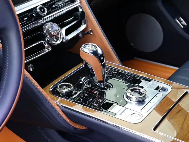 Bentley Flying Spur — Фото автомобиля 21