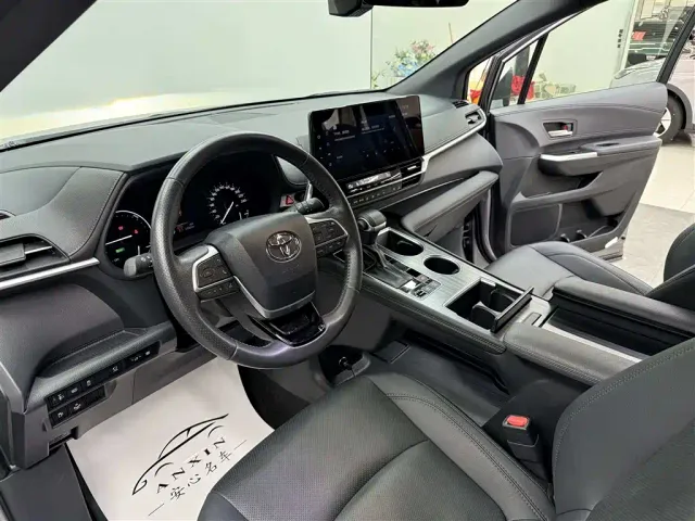 Toyota Sienna — Фото автомобиля 7