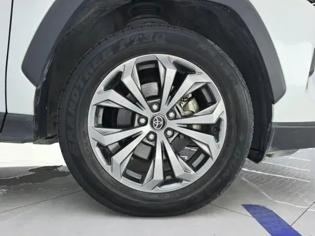 Toyota RAV4 — Фото автомобиля 6