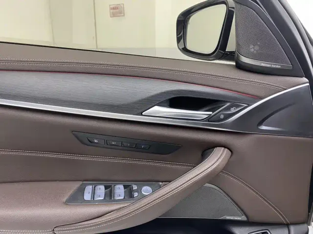 BMW 5 Series — Фото автомобиля 16