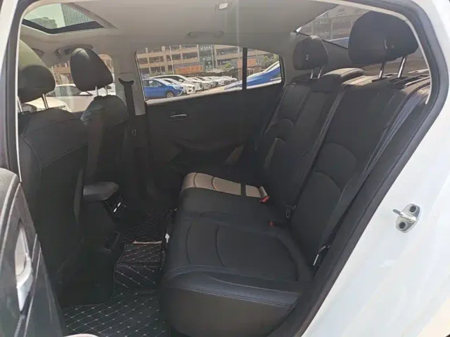 Roewe i5 — Фото автомобиля 16